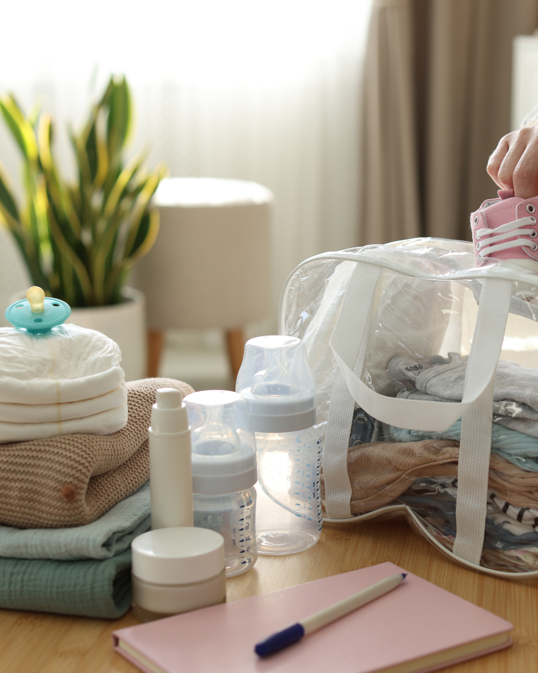 Mãe organizando a mala de maternidade e conferindo o que pode estar esquecendo